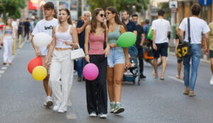 ljudi na ulici-001