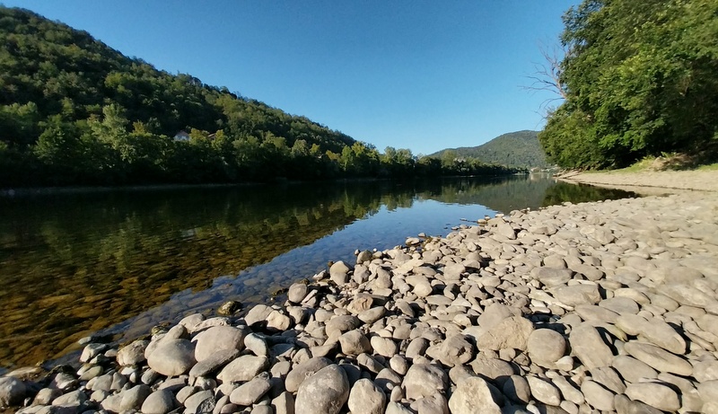Drina reka obala
